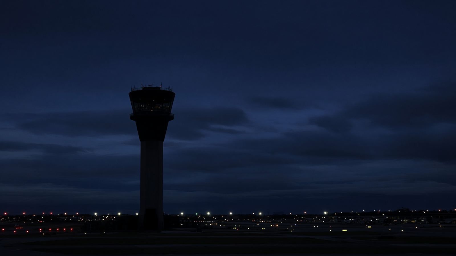 Torre de control al anochecer